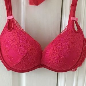 Victoria’s Secret Gorgeous push up bra. NWOT